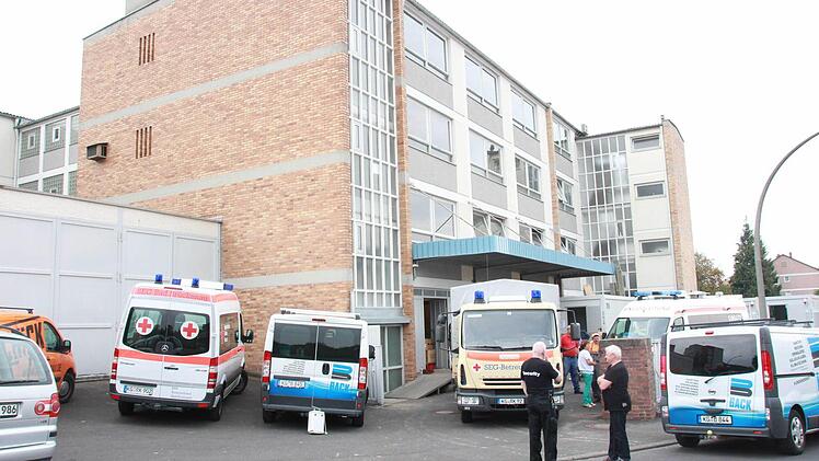 Am Montag kommen die ersten 100 Flüchtlinge in Bad Kissingen an - kurzfristig. Bis dahin haben Handwerker und Helfer damit zu tun, die Notunterkunft in der ehemaligen Fabrik einzurichten. Foto: Carmen Schmitt