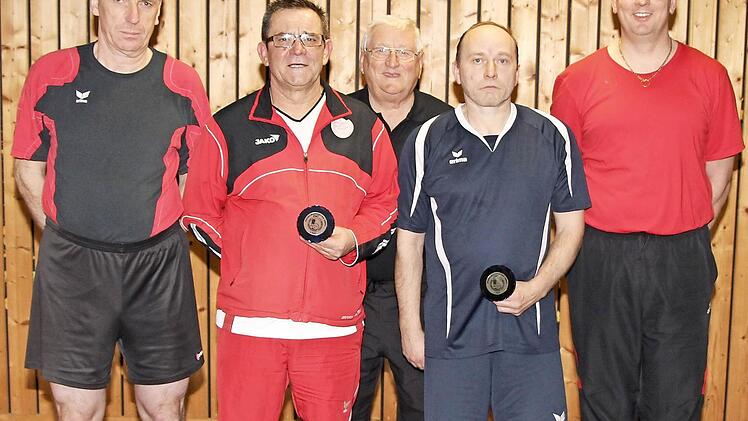 Dieter Renk vom Post-Sportverein Kronach wurde souveräner Kreismeister der Senioren A im Kegler-Spielkreis Nord. Das Bild zeigt (von links) Harald Gräf (KC Thurnau), Horst Wich (Crana Kronach), den Kronacher Ehrenkreisvorsitzenden Erwin Dannreuther, Kreiseinzelmeister Dieter Renk und Sportwart Jörg Fischer.
