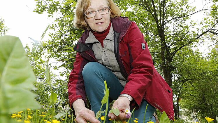 Edith Wagner kennt sich mit Kräutern bestens aus und weiß, wofür man sie verwendenkann.  Foto: Matthias Hoch