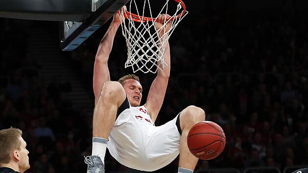 Leon Radosevic beim Dunking - so wollen das die Brose-Fans auch am Donnerstag gerne sehen. Foto: Daniel L&ouml;b