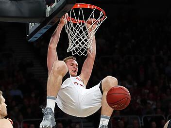 Leon Radosevic beim Dunking - so wollen das die Brose-Fans auch am Donnerstag gerne sehen. Foto: Daniel L&ouml;b