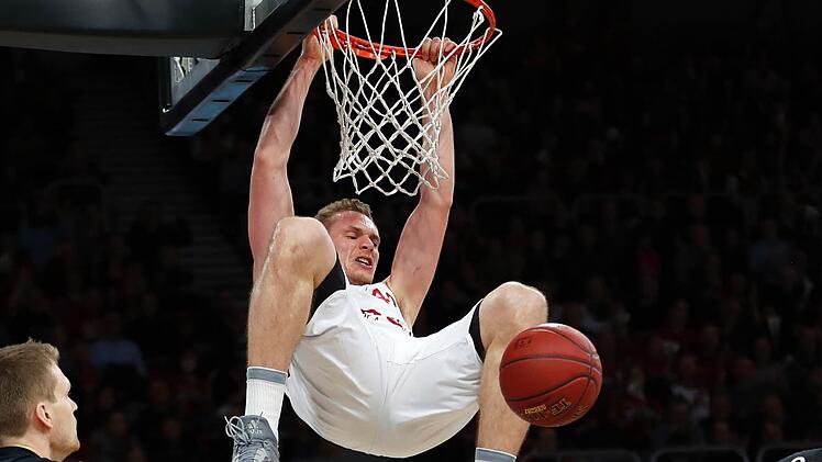Leon Radosevic beim Dunking - so wollen das die Brose-Fans auch am Donnerstag gerne sehen. Foto: Daniel L&ouml;b