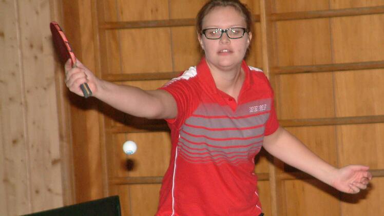 Der SV Fischbach ist im Kampf um die Vizemeisterschaft in der 3. Bezirksliga der Damen weiter mit von der Partie. Am 8:4-Sieg gegen den TSV Steinberg II war Helena Ludwig mit dem Gewinn von zwei Einzeln und des Doppels (mit Nora Neumann) beteiligt. Foto: Hans Franz