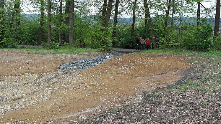 Anwohner befürchten, dass beim Durchstich (hinten Mitte) im Ernstfall das Wasser wieder auf die Straße und die Grundstücke fließt.