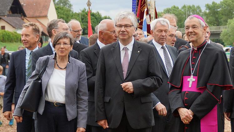 Am Festgottesdienst nahmen neben Zelebrant, Erzbischof Ludwig Schick (r.), unter anderem auch (v.l.) die Regierungspräsidentin Heidrun Piwernetz und Bürgermeister Rüdiger Gerst teil. Foto: Johannes Michel