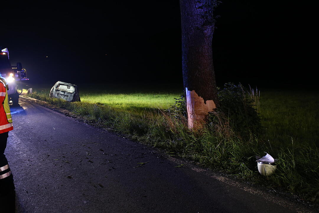 Kreis Hof: Auto prallt gegen Baum und fängt Feuer – Fahrer verbrennt