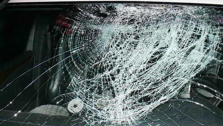 Eine Eisplatte l&ouml;ste sich am Donnerstag auf der A93 von der Plane eines Lastwagens und krachte auf die Windschutzscheibe eines Autofahrers.  Symbolfoto: Polizei