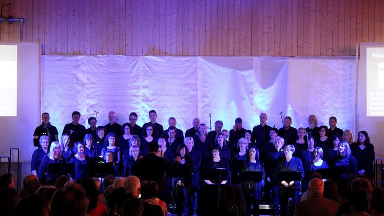 Beim Rock-Oratorium war es auf und vor der Bühne voll.  Foto: Richard Sänger