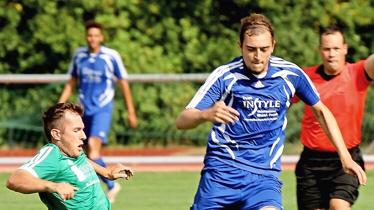 Der Ebelsbacher Felix Große (rechts) setzt sich gegen seinen Hofheimer Kontrahenten durch.  Foto: Geiling
