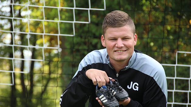 Julian Göller vom FC Einigkeit Rottershausen hält seine ersten Fußballschuhe in Ehren. Mit ihrnen absolvierte er mit drei Jahren die ersten Gehversuche im Fußball.Steffen Standke
