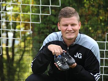 Julian G&ouml;ller vom FC Einigkeit Rottershausen h&auml;lt seine ersten Fu&szlig;ballschuhe in Ehren. Mit ihrnen absolvierte er mit drei Jahren die ersten Gehversuche im Fu&szlig;ball.Steffen Standke