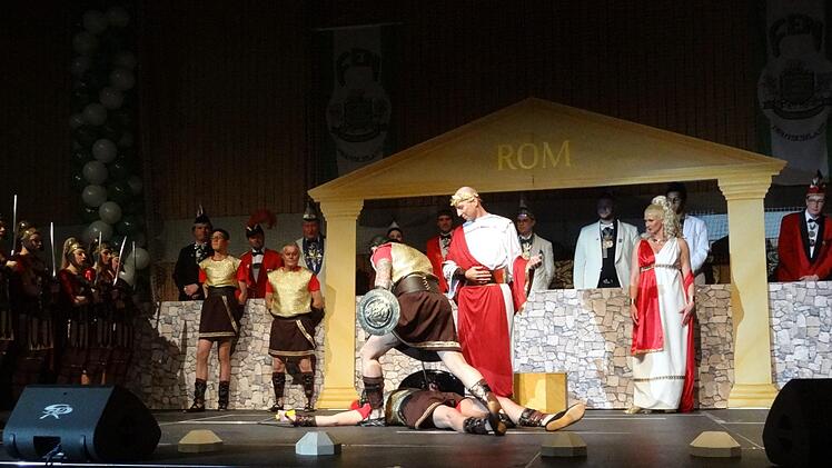 Kampf der Titanten zeigt die Garde vom  Karnevalsverein Blau-Weiß Elfershausen. Foto: Pierre Strecker