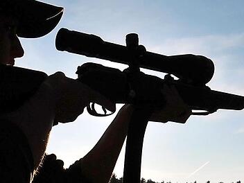 Der Angeklagte muss auf seine Waffen bis auf weiteres verzichten. Foto: Symbolbild: Philipp Schulze/dpa