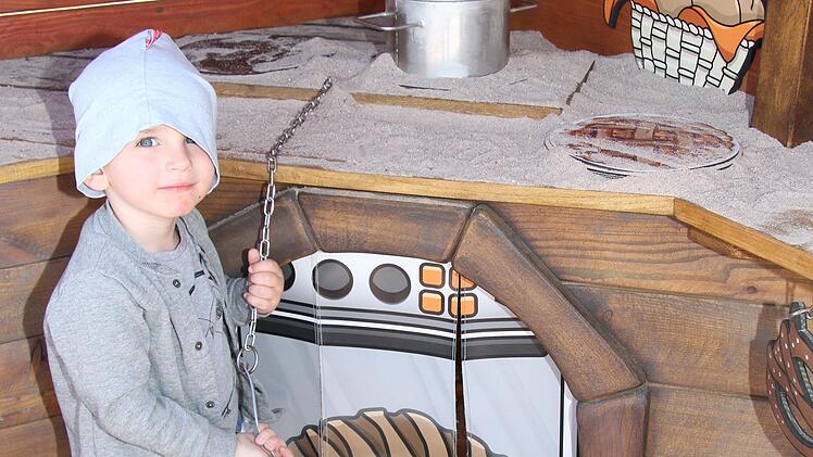 Simon Schoberth (2) fühlte sich in der Brotbackstube sichtlich wohl.  Beide sind sich einig, dass der Spielplatz für immer bleiben muss.