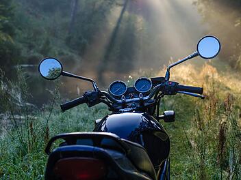 Kreis Erlangen: Unfall nach Überholmanöver - Motorrad landet im Wald