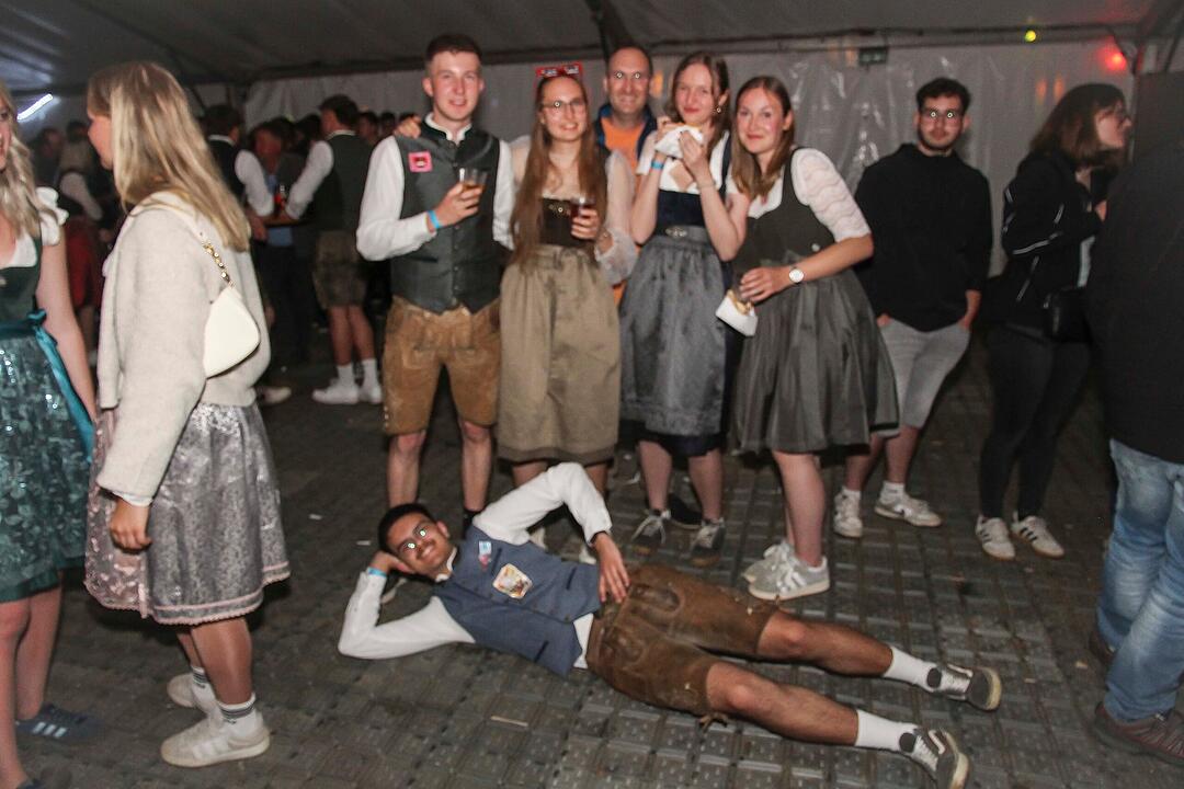 Dirndl vs. Lederhosen
