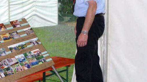 Kreisbrandinspektor Reinhard Hartung hat Zeit sich in Ruhe eine der Bildtafeln anzusehen.