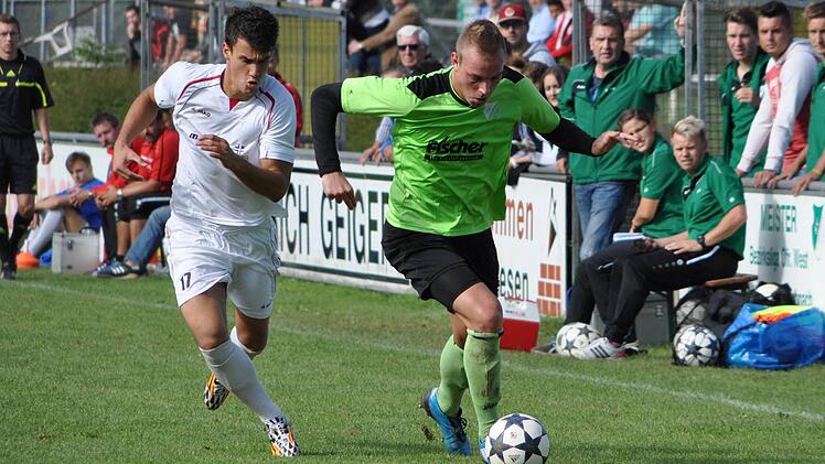 Gegen Spitzenreiter SC Feucht enttäuschten die Landesliga-Fußballer des SV Friesen mit Nico Fröba (am Ball) keineswegs. Heute sind sie beim FC Redwitz gefordert. Foto: Herbert Kalb
