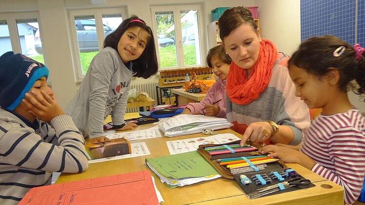In diesem Schuljahr kann die Grundschule in Ebern den Kindern von Asylbewerbern und Flüchtlingen sowie anderen Migranten neben der Regelbeschulung auch Sprachunterricht bieten. Der Deutschunterricht findet zusammen mit den Lehrkräften Silke Schweikert (Zweite von rechts) und Birgit Bühler in Kleingruppen statt. Fotos: Johanna Eckert