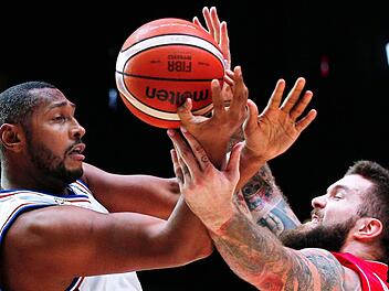 Der 33-jährige NBA-Veteran Boris Diaw (links) kämpft mit dem serbischen Center Miroslav Raduljica um den Ball. Foto: Voan Valat/dpa