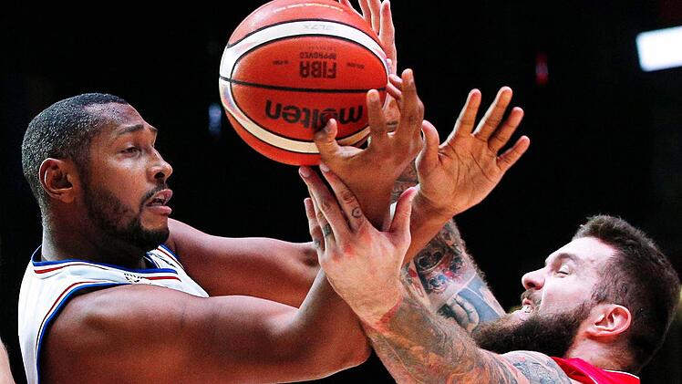 Der 33-jährige NBA-Veteran Boris Diaw (links) kämpft mit dem serbischen Center Miroslav Raduljica um den Ball. Foto: Voan Valat/dpa