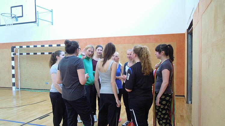 Teambesprechung vor der Sportstunde. Elke Hausmann motiviert ihre Schülerinnen. Foto: Julia Raab