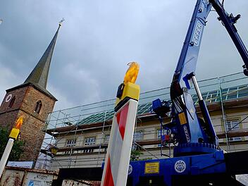 Im Rahmen der Sanierungsarbeiten bekommt die alte Schule zurzeit ein neues Dach. Foto: Gerd Schaar