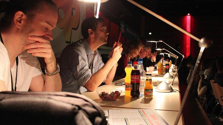 Kein leichter Job für eine Jury, über Stunden objektiv und aufmerksam zu sein. Naschereien helfen. Foto: Häggberg