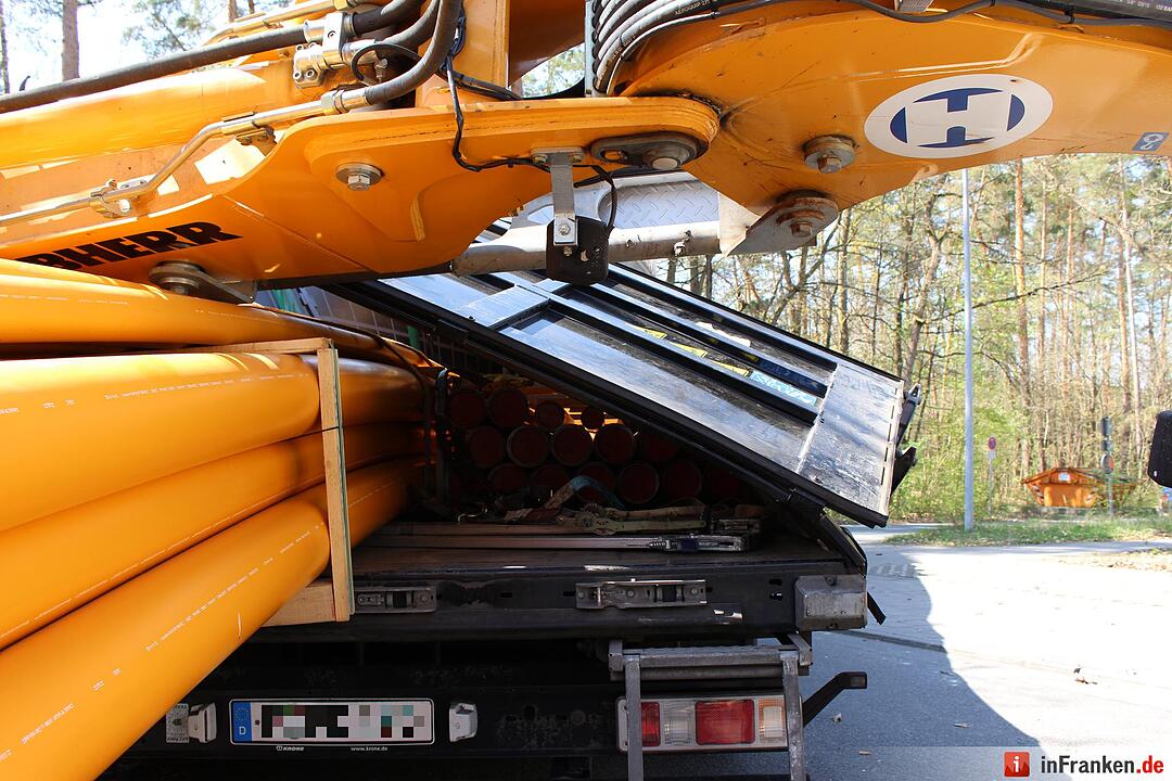 Erlangen: Bagger kippt auf Unigelände um