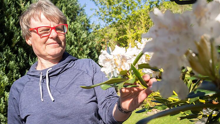 Damit die Blüten ihres Rhododendrons zur Geltung kommen, hat Susanne Knauer-Marx im Vorjahr alte Blütenstände ausgezupft. Foto: Marian Hamacher