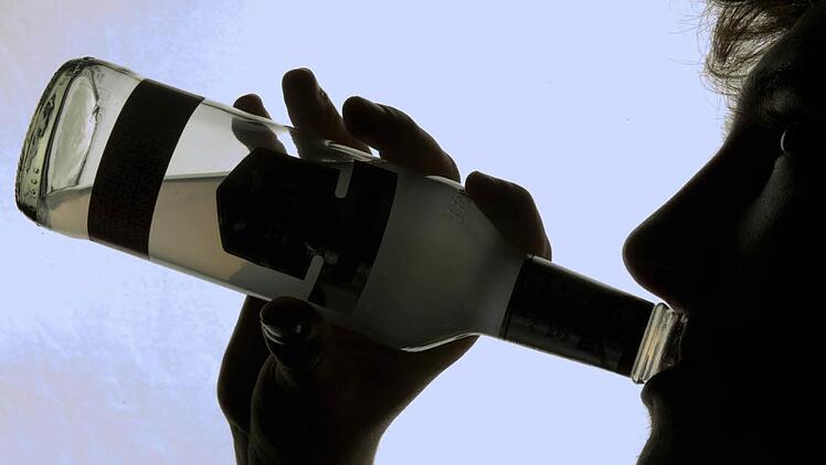 Wer in der Pubertät das erste Mal Alkohol trinkt, erhöht sein Risiko, auch später im Leben mehr und öfter zur Flasche zu greifen.  Foto: Jens Büttner/dpa