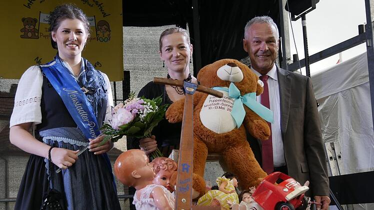 "Ja, wir können das", sagte Schirmherrin  MdL Beate Meißner (Mitte) strahlend neben Neustadts Puppenfee Lena Neumann und OB Frank Rebhan in ihrem Grußwort bei der offiziellen Eröffnung zum ersten gemeinsamen Internationalen Puppenfestival mit Internationalem Teddyfest in der Spielzeugregion Neustadt bei Coburg und Sonneberg. Blumen und passend ein Puppen- und Teddygeschenk gab es für die Schirmherrin auch.       Foto: Manja von Nida