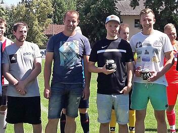 Fu&szlig;ballabteilungsleiter Wilhelm G&uuml;nther, Tobias Bauerschmidt, Johannes Philp, Jugendleiter Markus Hempfling, 2. Vorsitzender Ren&eacute; Beyerlein sowie Bernd Sesselmann, Gunther Heckel und Thomas Eidloth vom Lions-Club (vorne, von rechts) bei der Spenden&uuml;bergabe Foto: Werner Rei&szlig;aus