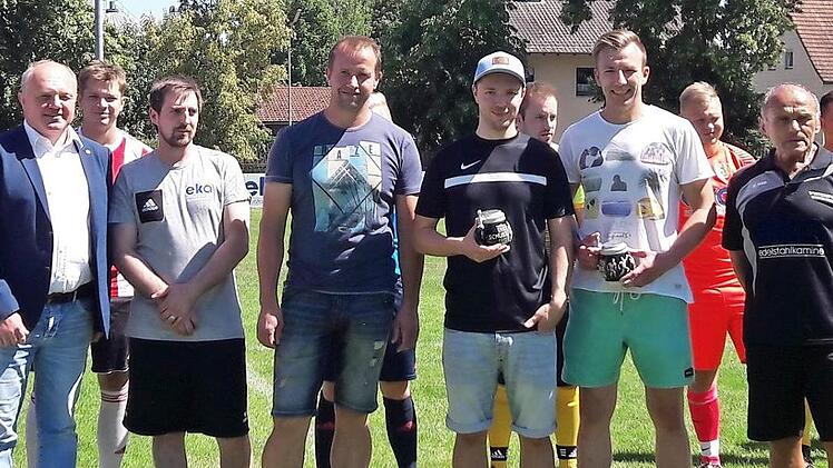 Fu&szlig;ballabteilungsleiter Wilhelm G&uuml;nther, Tobias Bauerschmidt, Johannes Philp, Jugendleiter Markus Hempfling, 2. Vorsitzender Ren&eacute; Beyerlein sowie Bernd Sesselmann, Gunther Heckel und Thomas Eidloth vom Lions-Club (vorne, von rechts) bei der Spenden&uuml;bergabe Foto: Werner Rei&szlig;aus