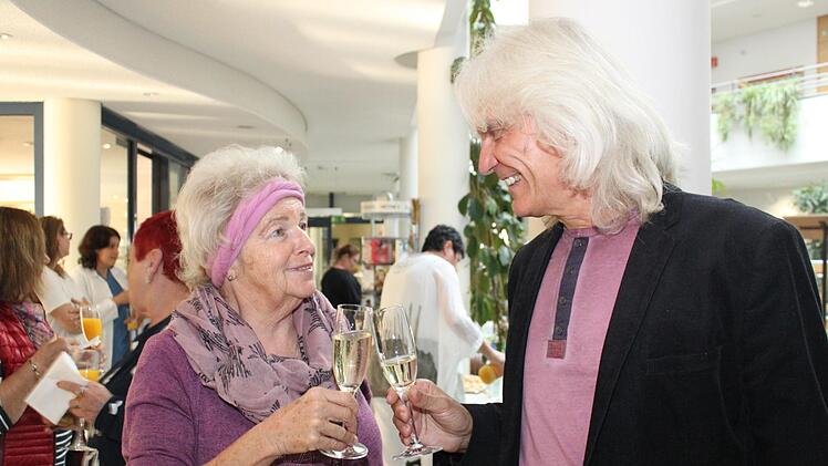 Roland Beck stößt mit seiner Frau auf die Vernissage an.  Foto: Carmen Schwind
