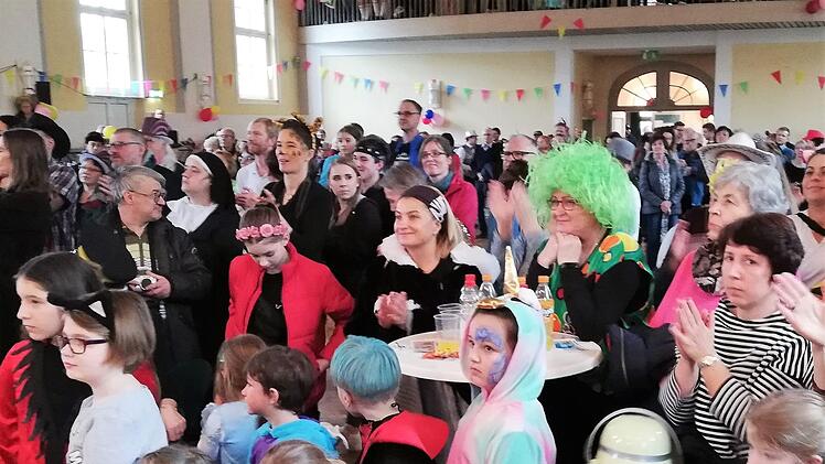 Das fröhlich gestimmte Publikum im Tattersall. Foto: Sigismund von Dobschütz