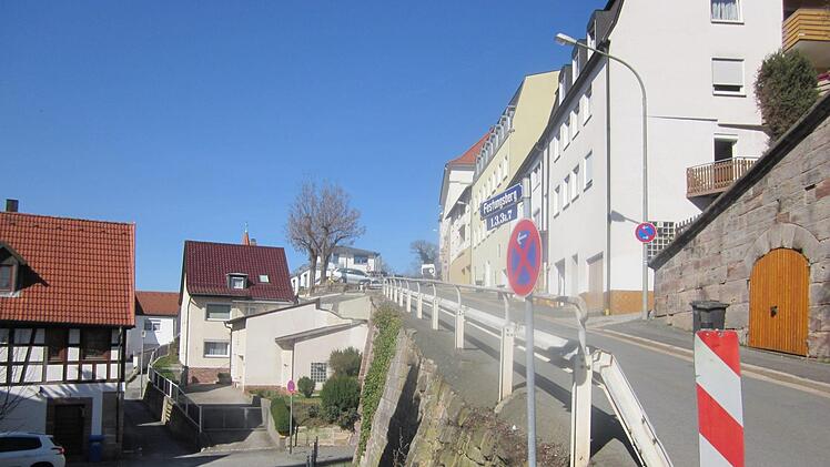 Hier am Festungsberg  stand früher die "Markgrafen-Burg". Das Gebäude  ...