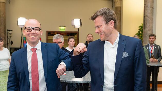 Nachdem sich CSU-OB-Kandidat Marcus König (r.) wegen eines Coronavirus-Verdachts in häusliche Quarantäne begeben hatte, musste auch sein Herausforderer Thorsten Brehm (SPD) bangen: Jetzt gibt es aber Entwarnung. Foto: Nicolas Armer/dpa