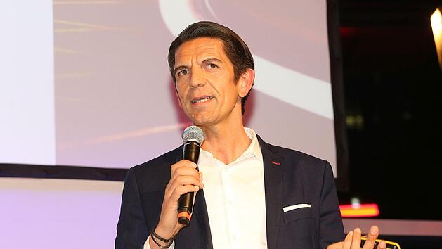 Auch bei Seminaren ist der FIFA-Schiedsrichter aus Mittelfranken ein gefragter Mann. 2019 referierte er beim Neujahrsempfang des 1. FC Nürnberg zum Thema Sehen und Wahrnehmen. Foto: Sportfoto Zink