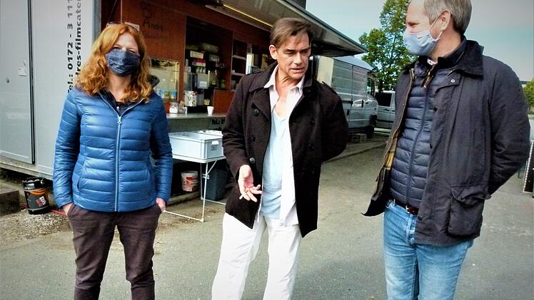 Schauspieler Martin Feifel (Mitte)  mit den Produzenten Sibylle Stellbrink und Henning Kamm. Foto: Werner Reißaus