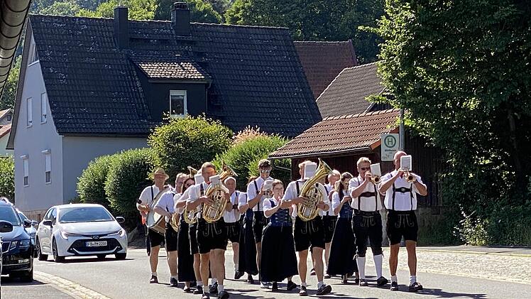 Blaskapelle Oberbach von der Brückenauerstraße aus kommend