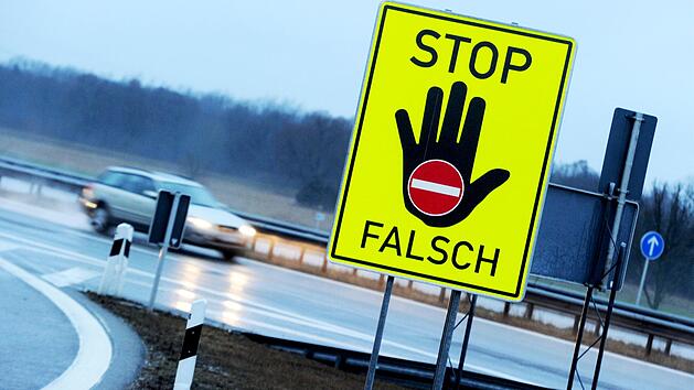 Irrsinnige Geisterfaht auf A9: Mann (66) wendet mitten auf Fahrbahn - und hält selbst nach Kollision nicht an