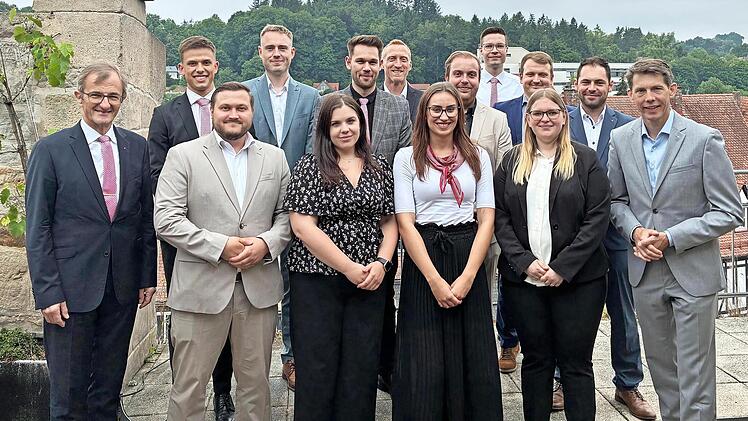 Auf dem Bild sind die Lehrgangsabsolventen mit Vorstandsvorsitzendem Harry Weiß (links) und Vorstandsmitglied Steffen Potstada (rechts) zu sehen.