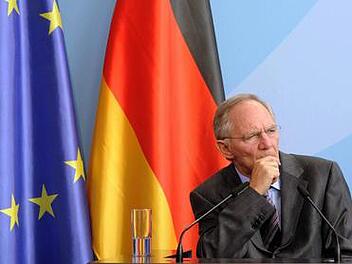 Bundesfinanzminister Wolfgang Schäuble (CDU), hier   bei einem Auftritt   vor zwei Jahren  im Bundeskanzleramt,  strebt  zur dauerhaften Lösung der Euro-Schuldenkrise  rasche Vertragsänderungen in der EU an.   Foto: dpa/Archiv