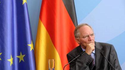 Bundesfinanzminister Wolfgang Schäuble (CDU), hier   bei einem Auftritt   vor zwei Jahren  im Bundeskanzleramt,  strebt  zur dauerhaften Lösung der Euro-Schuldenkrise  rasche Vertragsänderungen in der EU an.   Foto: dpa/Archiv