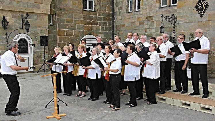 Der Patenverein des Gesangvereins "Liederkranz Memmelsdorf" mit Dirigenten Arnold Millanovic gab bei Jubiläum des Gesangvereins Eyrichshof im weiten Rund des dortigen Schlosshofes seine Visitenkarte ab. Foto: Helmut Will