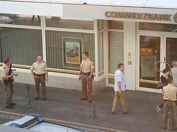 Polizeieinsatz in Coburg - "Wie im Film": Die Mitarbeiterinnen der Tageblatt-Geschäftsstelle konnten vom Fenster aus den spektakulären Großeinsatz bei der gegenüberliegenden Commerzbank beobachten.  Fotos: Nicole Schaffer