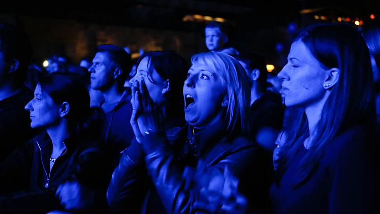Sportfreunde Stiller feiern mit 9500 Fans auf dem Coburger Schlossplatz. Foto: Matthias Hoch