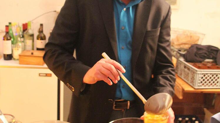 Fruchtige Bowlenkreationen in der Pause - auch das ist im Frankenwaldtheater schon eine Legende (Foto: Sonja Adam)