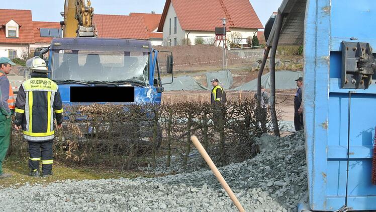 Das Baustellenfahrzeug (links) wurde durch den kippenden Sattelschlepper samt Ladung beschädigt.